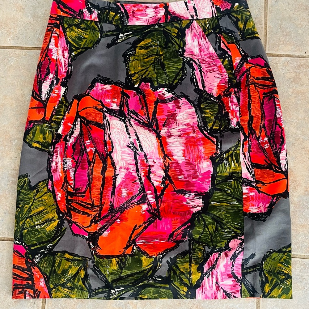 Trina Turk Vibrant Rose Print Pencil Skirt Excellent Condition!